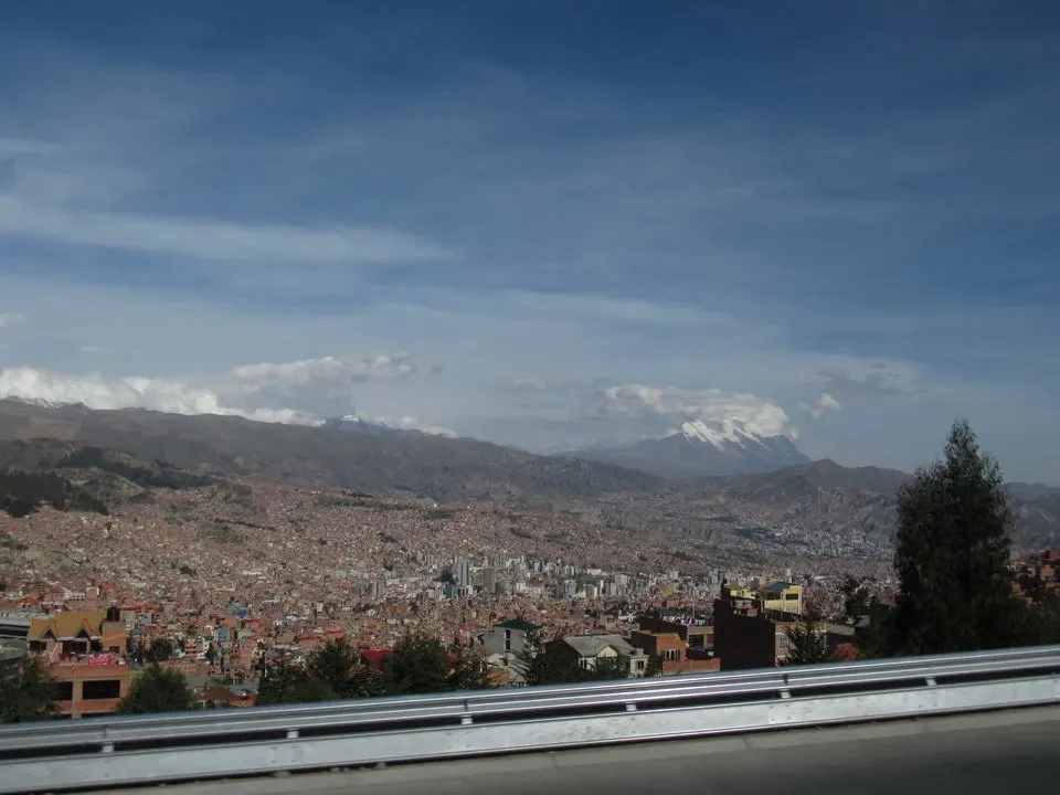 Vista panoramica della città di La Paz con le montagne circostanti in Perù e Bolivia.