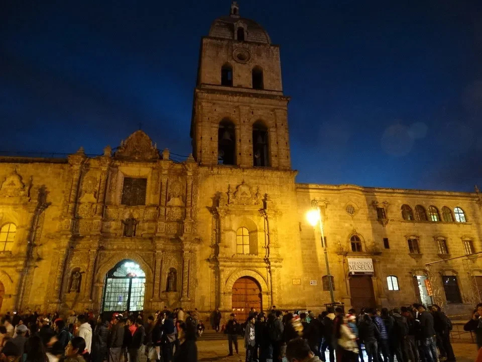 Facciata della Chiesa di San Francisco a La Paz, Perù, illuminata di notte.