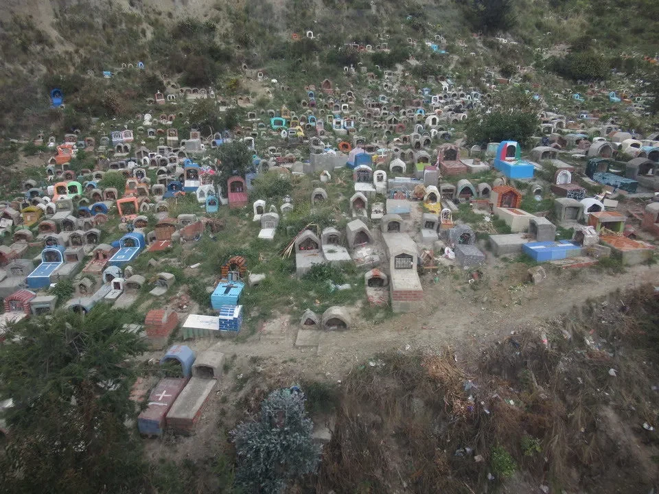 Vista aerea di un cimitero in una zona montuosa del Perù o della Bolivia.
