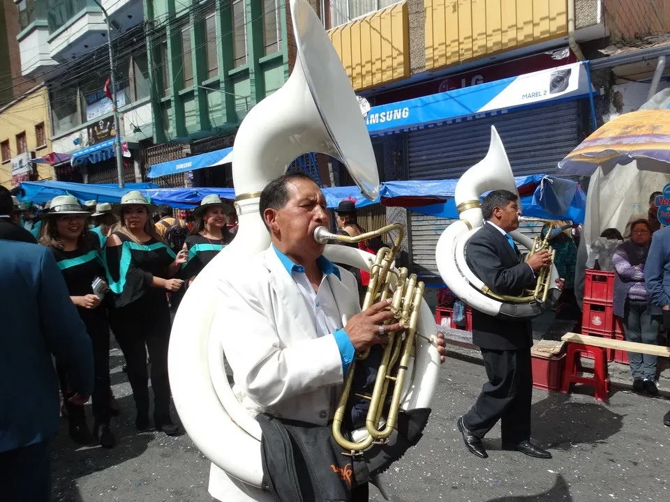 Una parata folcloristica in costume si svolge in una strada di La Paz, Perù.