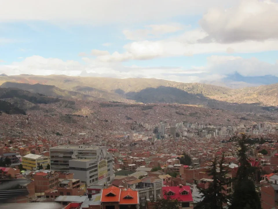 Vista panoramica della città di La Paz con montagne sullo sfondo.