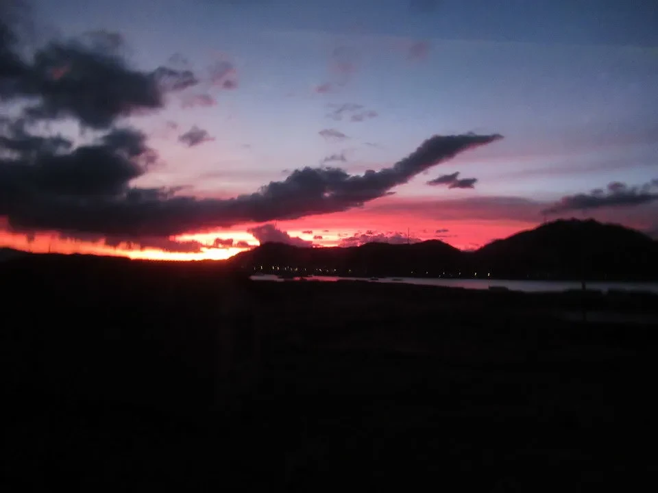 Tramonto spettacolare sulle montagne del Perù e della Bolivia.