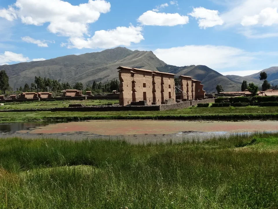 Un antico tempio in pietra si staglia contro il paesaggio montano del Perù e della Bolivia.
