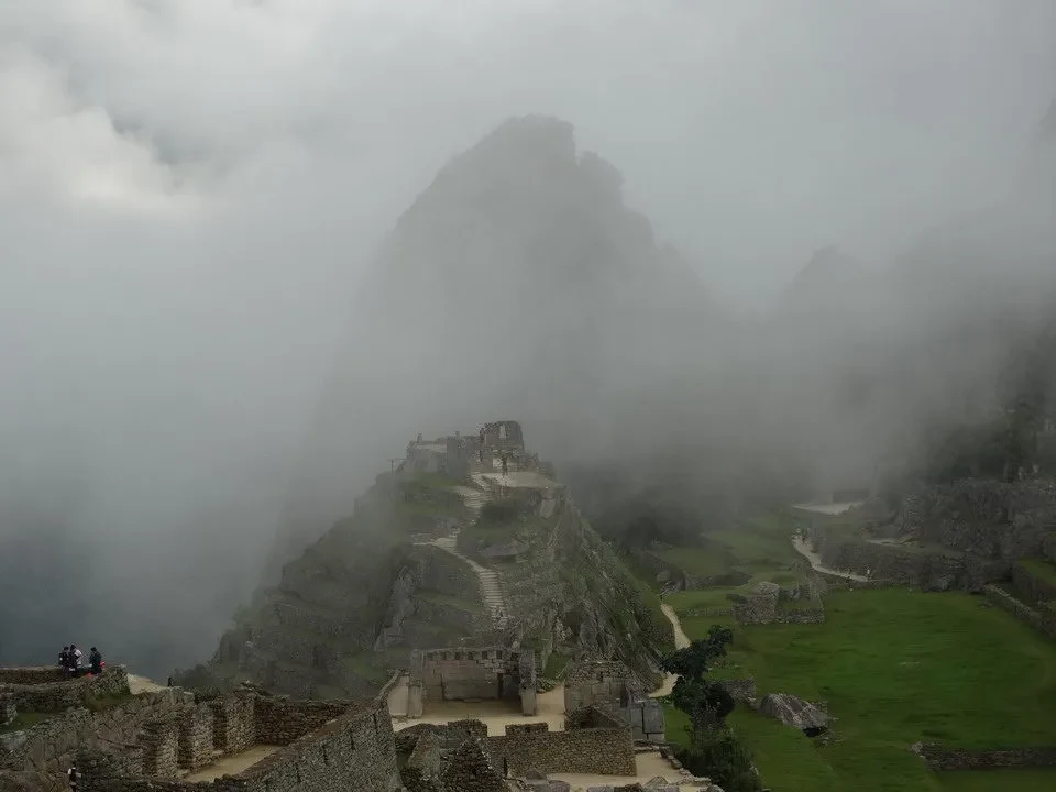 Rovine antiche immerse nella nebbia delle montagne andine.