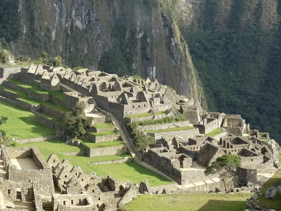 Le rovine di Machu Picchu sono incastonate tra le montagne andine.