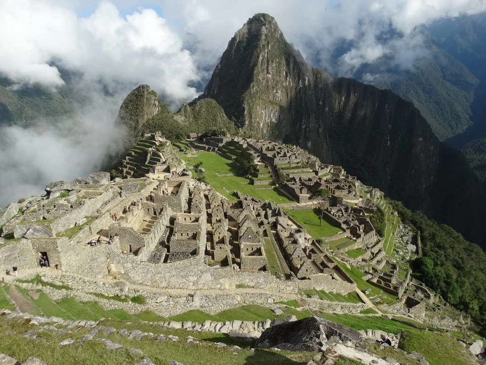Le terrazze Inca di Machu Picchu sono avvolte da una nebbia mattutina tra le montagne.