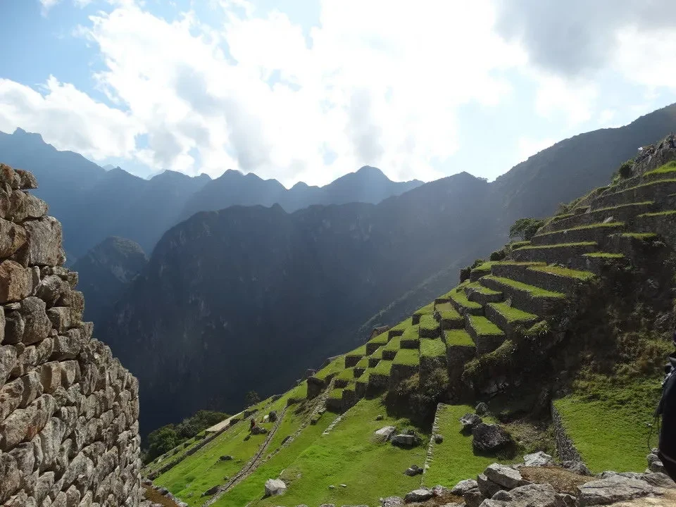 Terrazzamenti agricoli terrazzati lungo le montagne del Perù e della Bolivia.