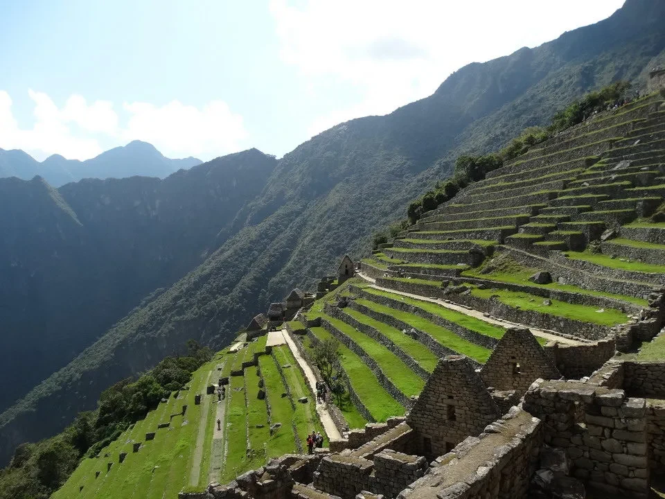 Le terrazze agricole di Machu Picchu si estendono lungo la valle montuosa.