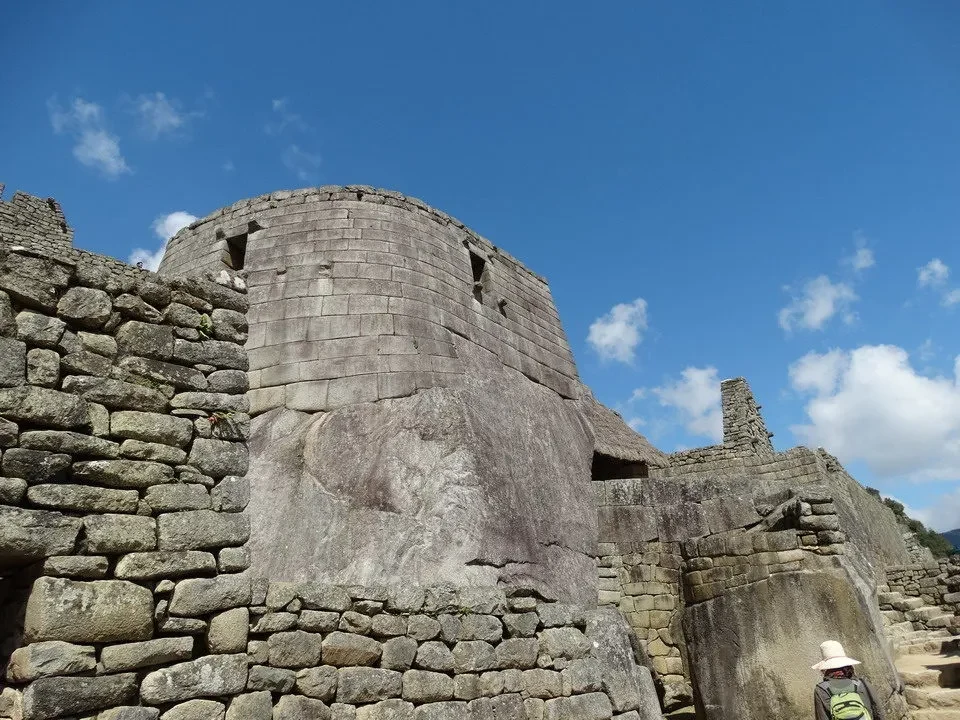 Il sole splende sopra il tempio a Machu Picchu con le sue mura in pietra.