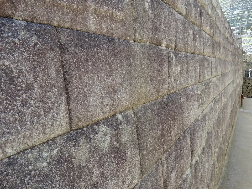 Muro di pietra antico in stile Inca visibile nella regione andina.