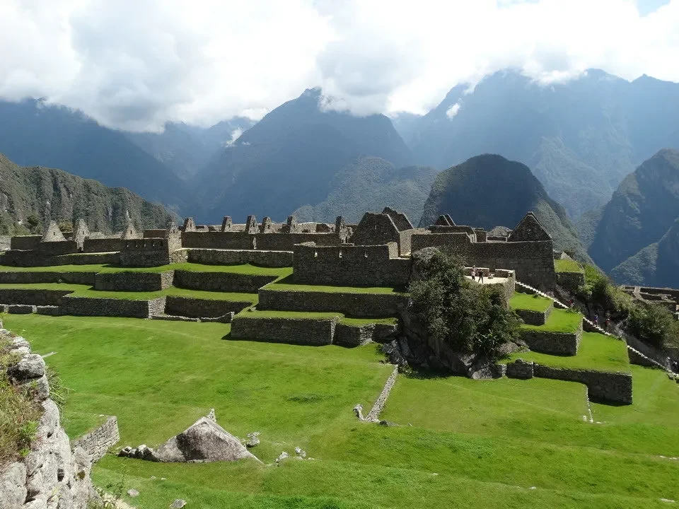 Le terrazze agricole di Machu Picchu si estendono attraverso le montagne andine.