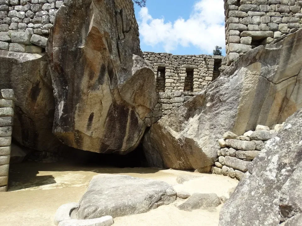 Il tempio di Machu Picchu con un condor visibile sopra le rovine in pietra.