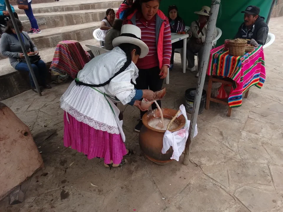Artigiani in un mercato all'aperto in Perù o Bolivia.