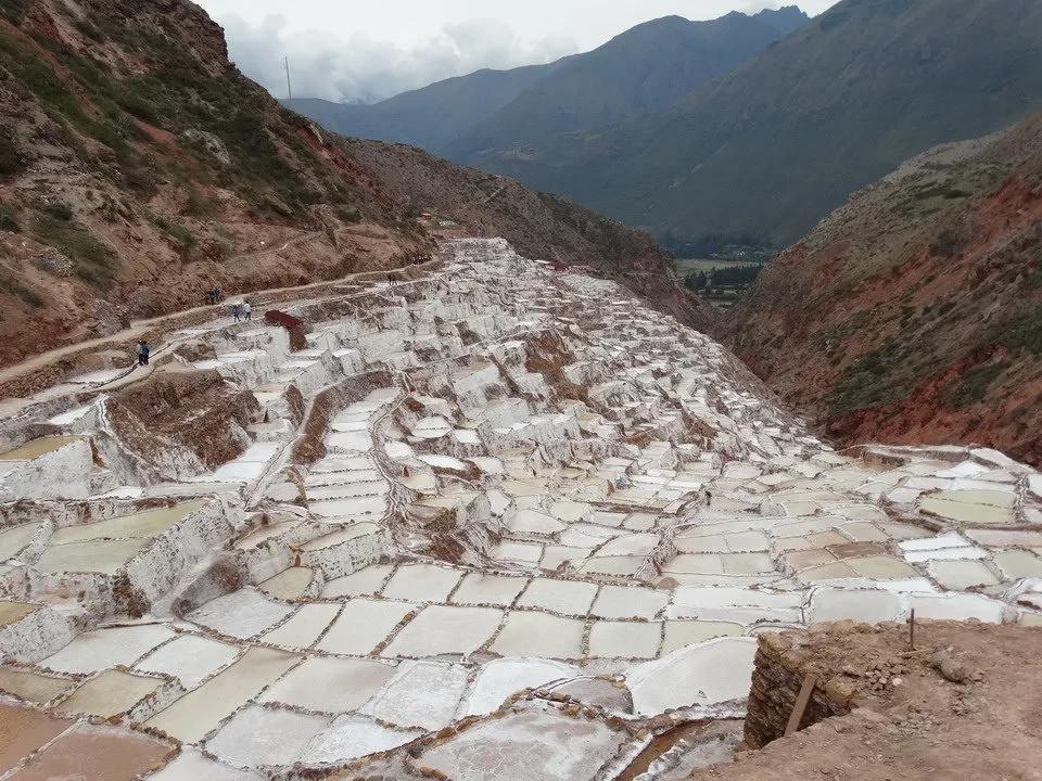 Terrazzamenti di sale nelle Salineras di Maras, Perù.
