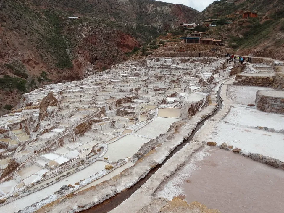 Le saline di Maras-Salineras in Perù e Bolivia mostrano terrazzamenti antichi.
