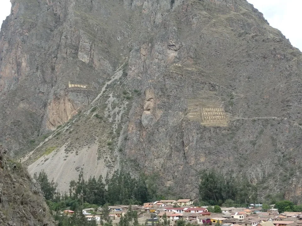 Paesaggio montano con insediamenti incastonati tra pendii rocciosi.