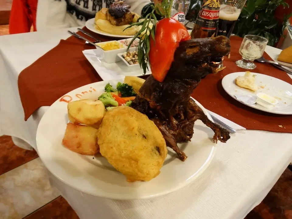 Cena con cuy in un ristorante in Perù o Bolivia.