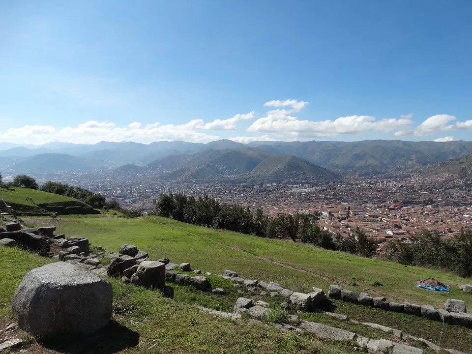 Vista panoramica di Sacsayhuamán con le montagne circostanti in Perù e Bolivia.