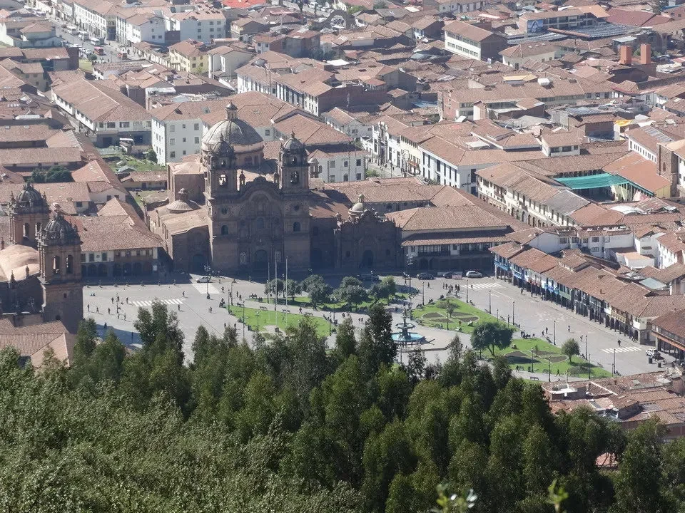 Vista panoramica di Cusco con Sacsayhuaman in primo piano.