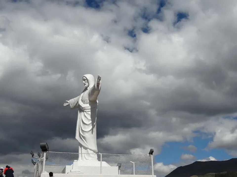 Statua della Vergine di Blanco in un paesaggio montano.