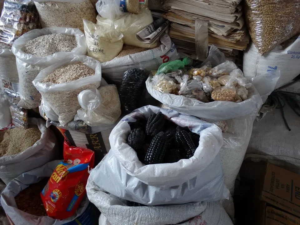 Una grande quantità di prodotti alimentari sono esposti in un mercato.