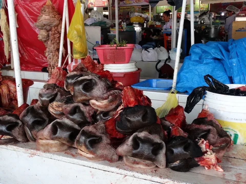 Bovini sono esposti in un mercato all'aperto.