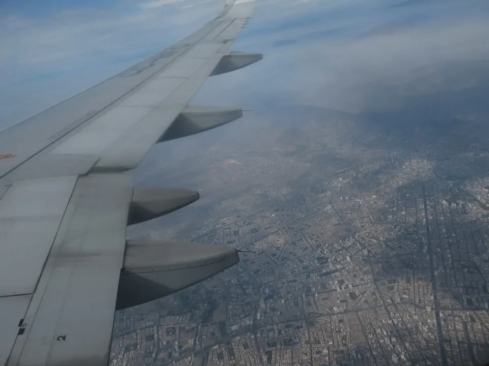Vista aerea di una città andina coperta da nebbia.