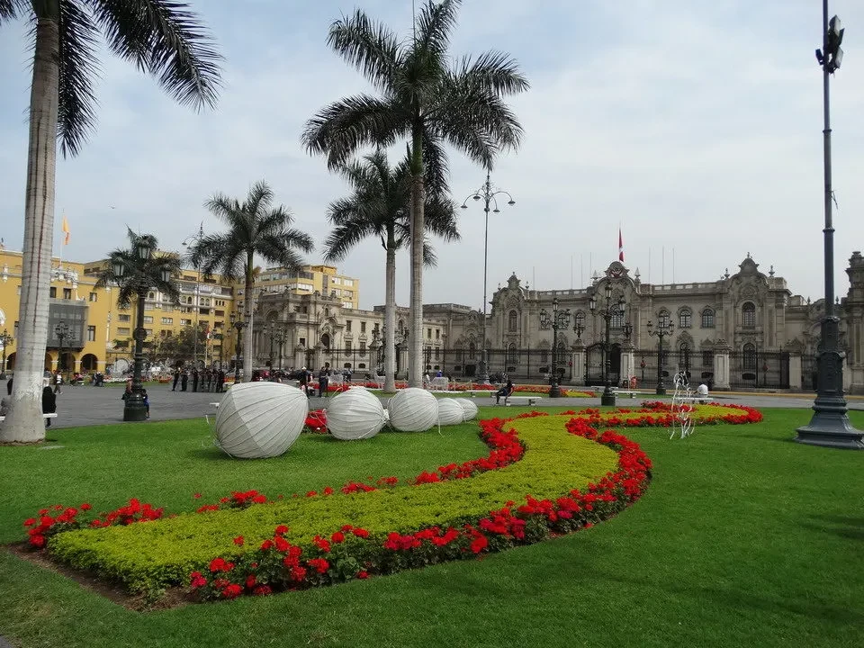 Una piazza con edifici storici e giardini curati in Perù o Bolivia.