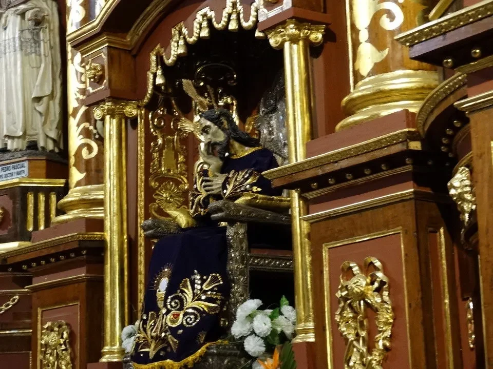 Scultura religiosa dorata all'interno di una chiesa in Perù o Bolivia.