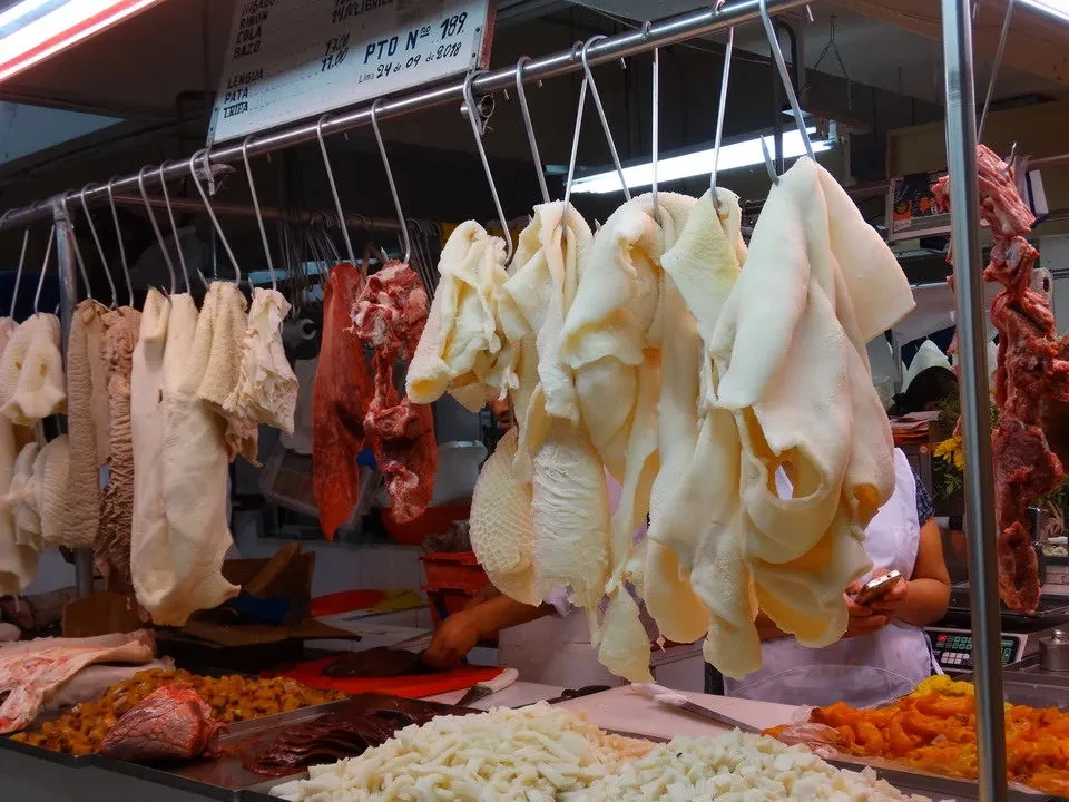Pesce fresco esposto en un mercado peruano.