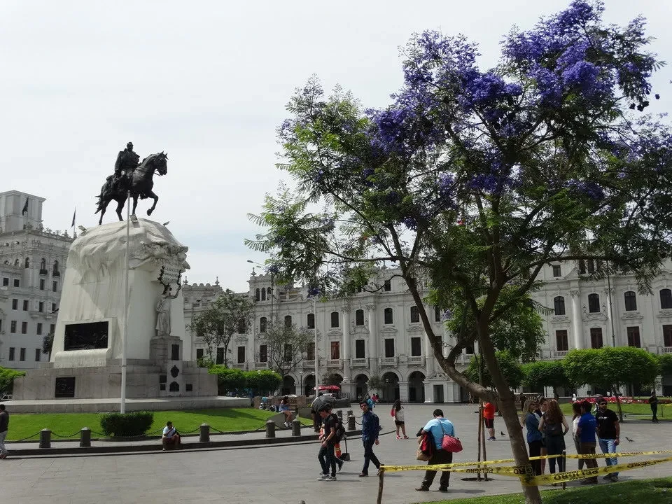 Una vista della Plaza San Martín a Lima, Perù, con un monumento equestre in primo piano.