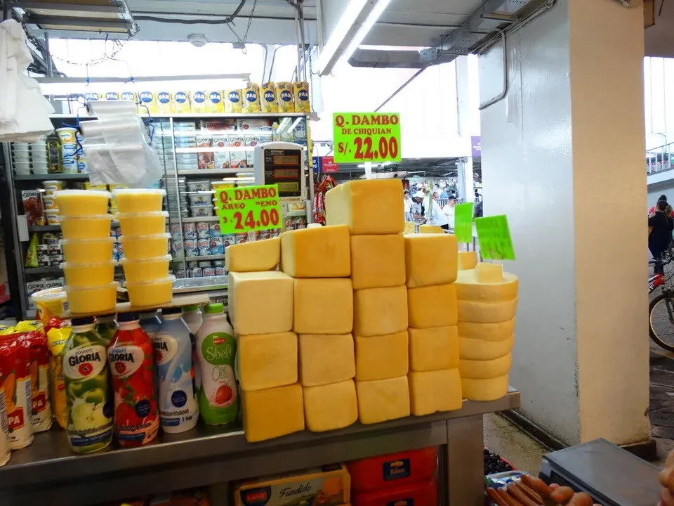 Una galleria di formaggi in un mercato peruviano o boliviano.