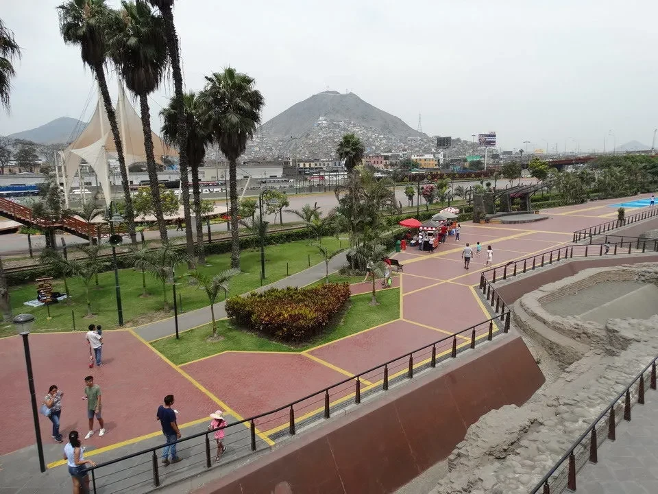 Vista panoramica della città con la muraglia di Lima sullo sfondo.