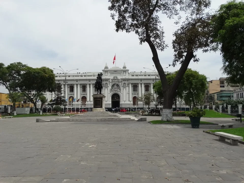 Piazza del Congresso a Lima con alberi e edifici storici.