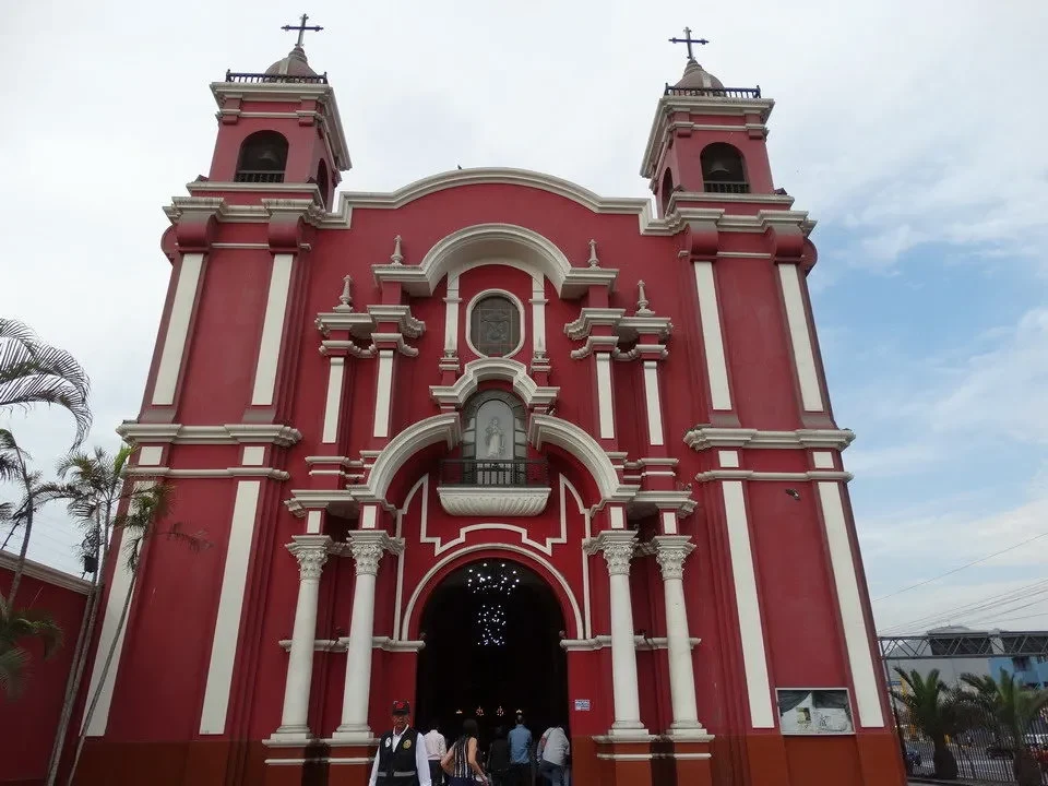 Facciata rossa della chiesa di Santuario de S. Rosa a Lima in Perù.