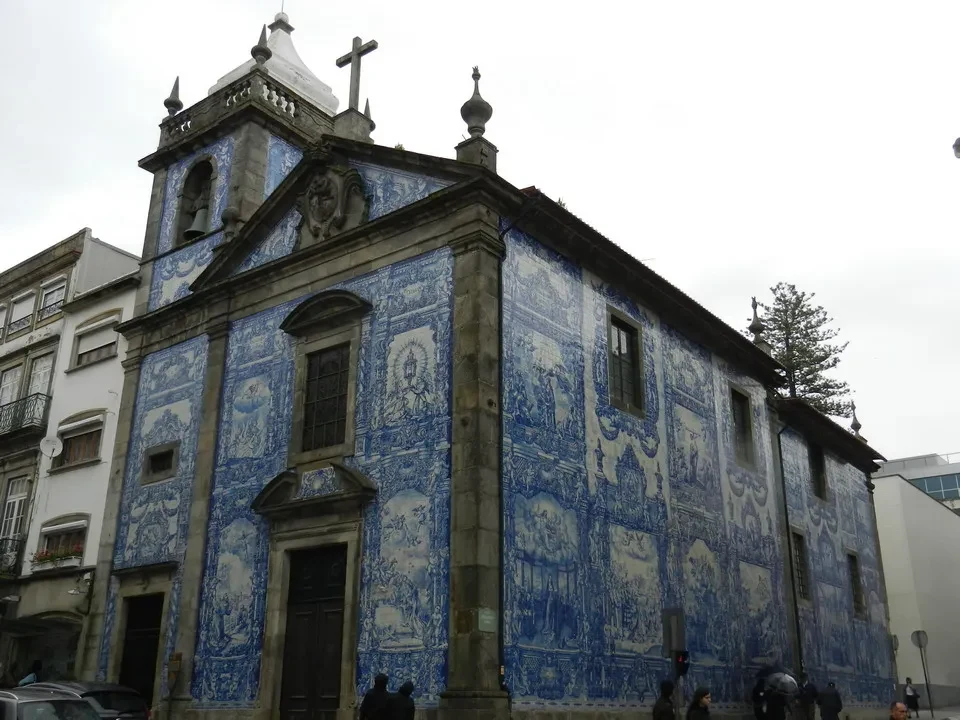 Facciata della Igreja das Almas a Porto con decorazioni azzurre.