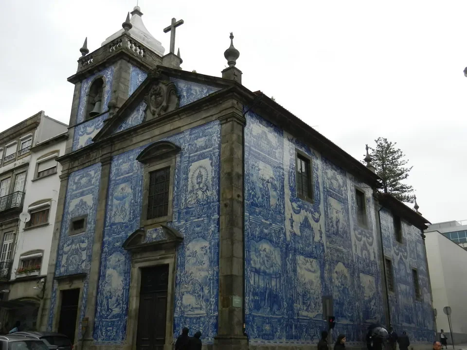 波尔图 Igreja das Almas 的正面饰有蓝色装饰。