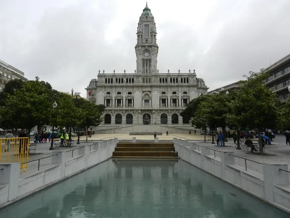 Vista della Câmara Municipal di Porto con la الساعة centrale in primo piano.