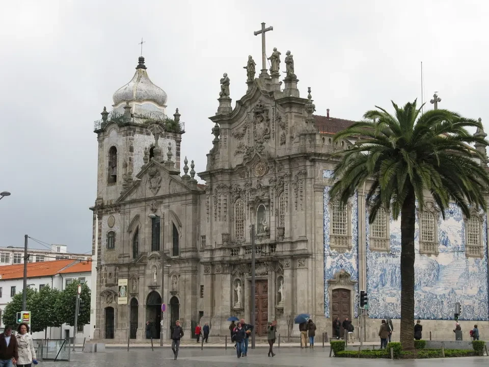 Vista esterna della splendida Chiesa do Carmo a Porto con la piazza antistante.