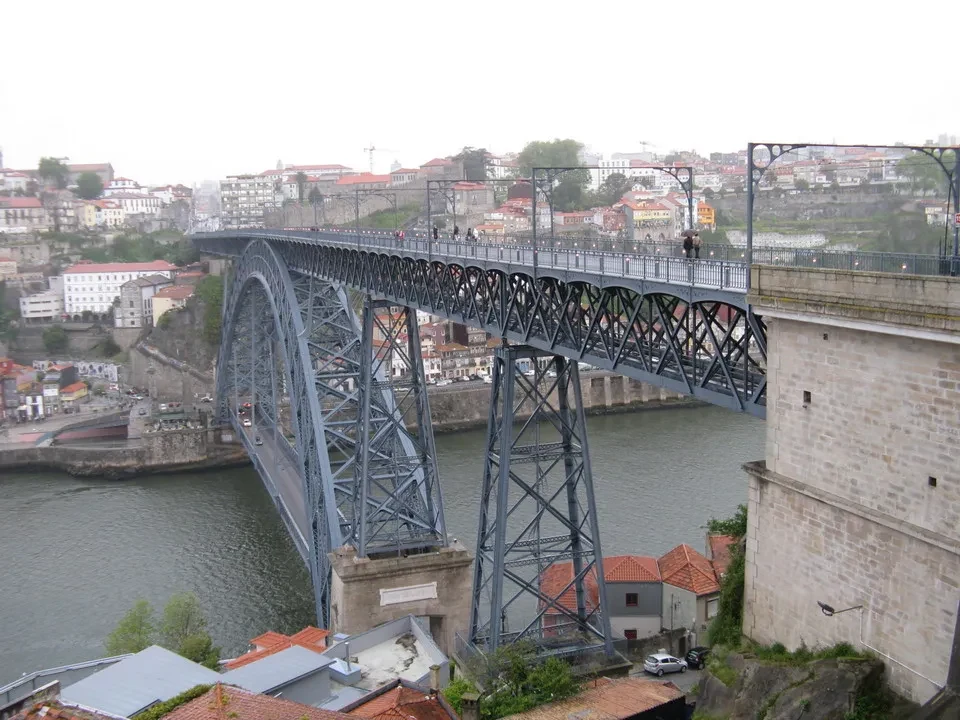 Ponte Dom Luís I attraversa il fiume Douro con la città di Porto sullo sfondo.