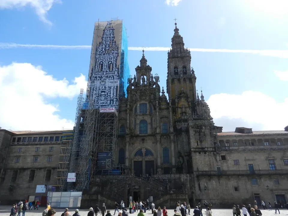 La Cattedrale di Santiago de Compostela è vista con una vista ampia dalla piazza antistante.