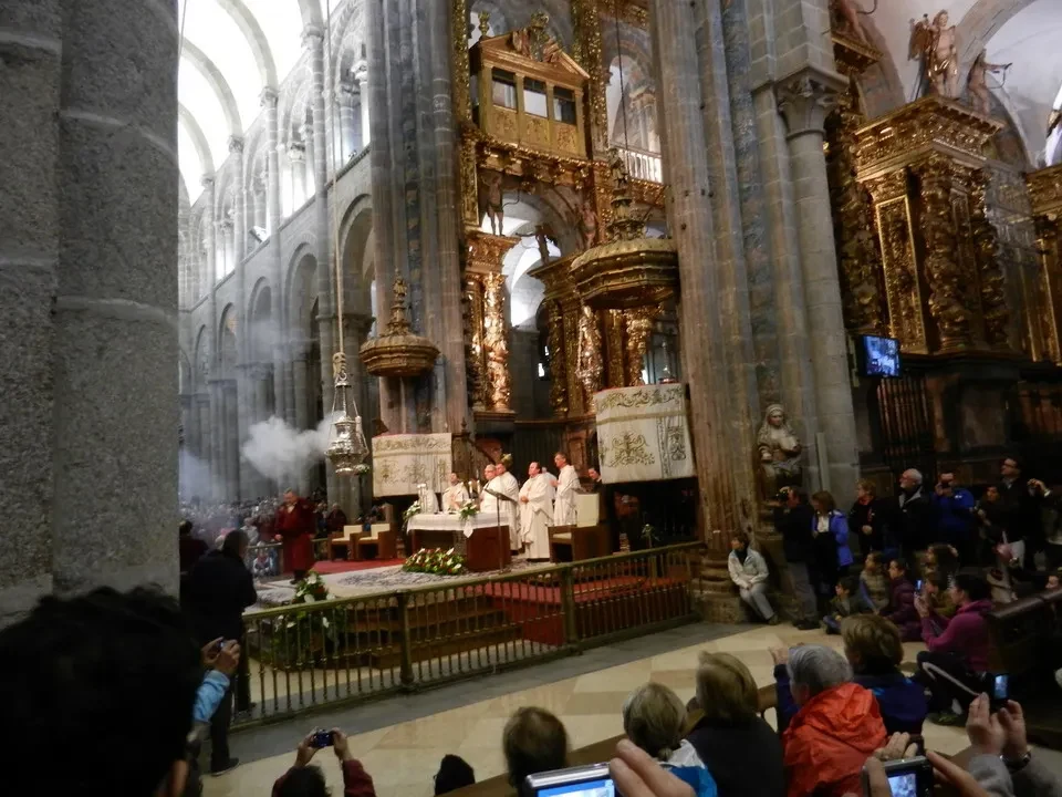 Interno della Cattedrale di Santiago de Compostela con una folla di visitatori.