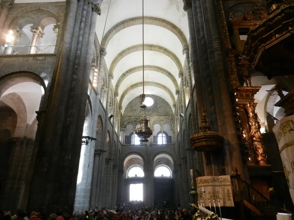 Interno della Cattedrale di Santiago de Compostela con volte alte e colonne imponenti.