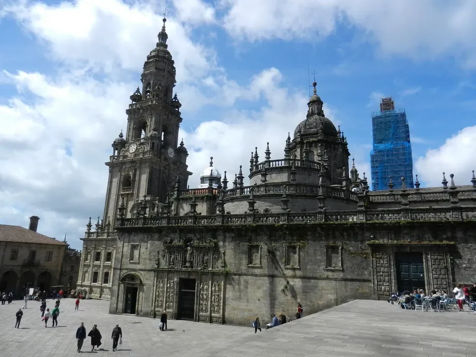 Vista della Piazza del Obradoiro con la Cattedrale di Santiago de Compostela in Portogallo.