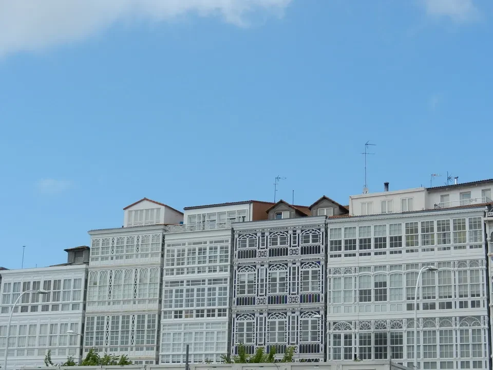 Una veranda in vetro su un edificio storico in Portogallo.