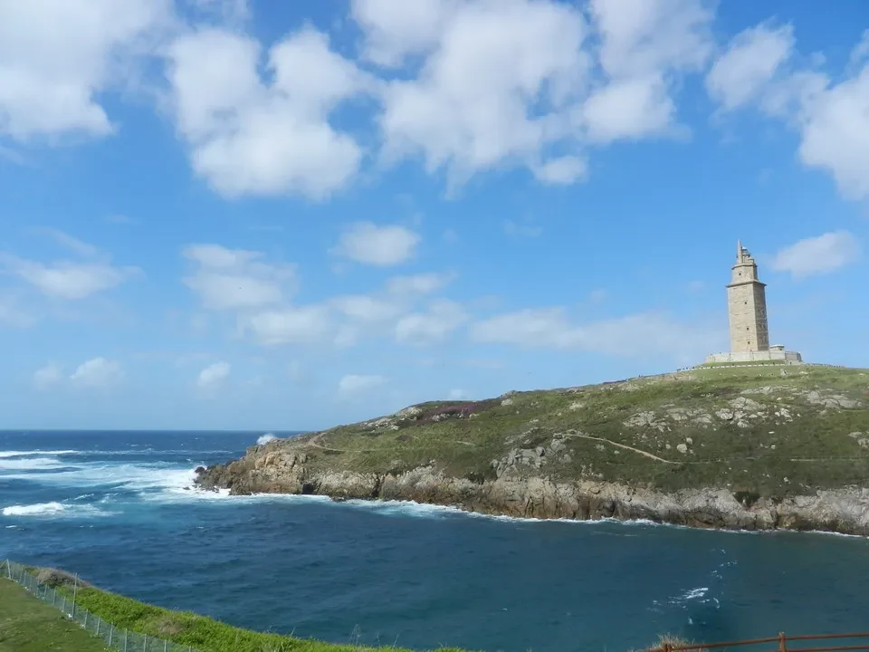 La Torre di Ercole sorge su una scogliera rocciosa affacciata sul mare.