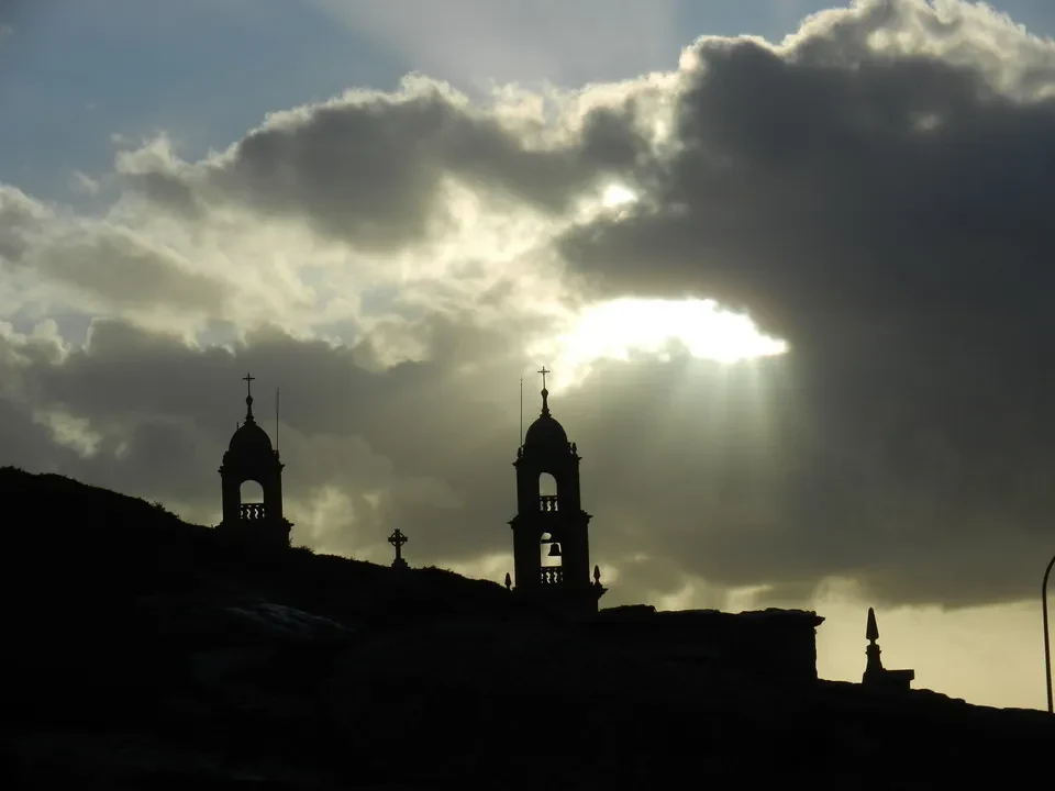 Vista del santuario Nosa Senora da Barca in Portogallo con nuvole drammatiche.