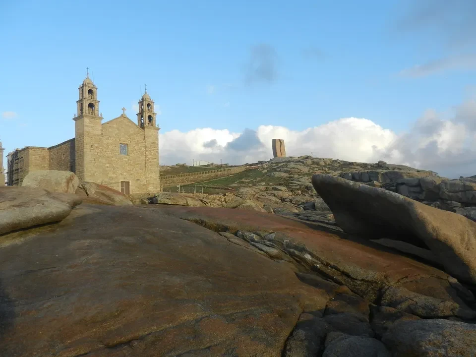Chiesa del Santuario della Nosa di Barca in Portogallo con vista sul paesaggio.