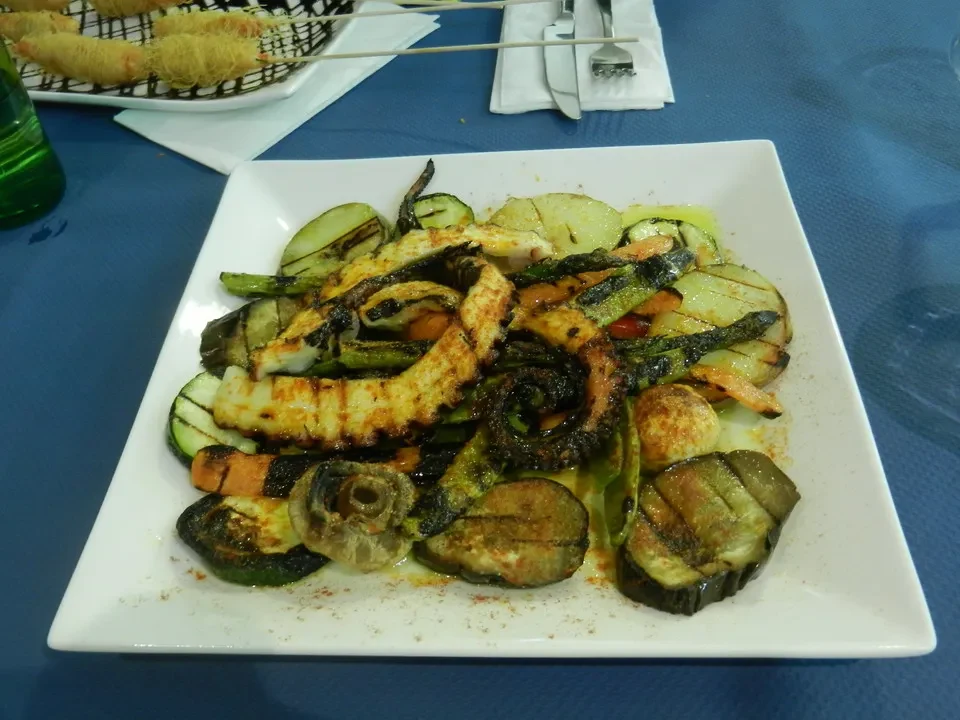 Un piatto di verdure grigliate e fritture in stile portoghese.