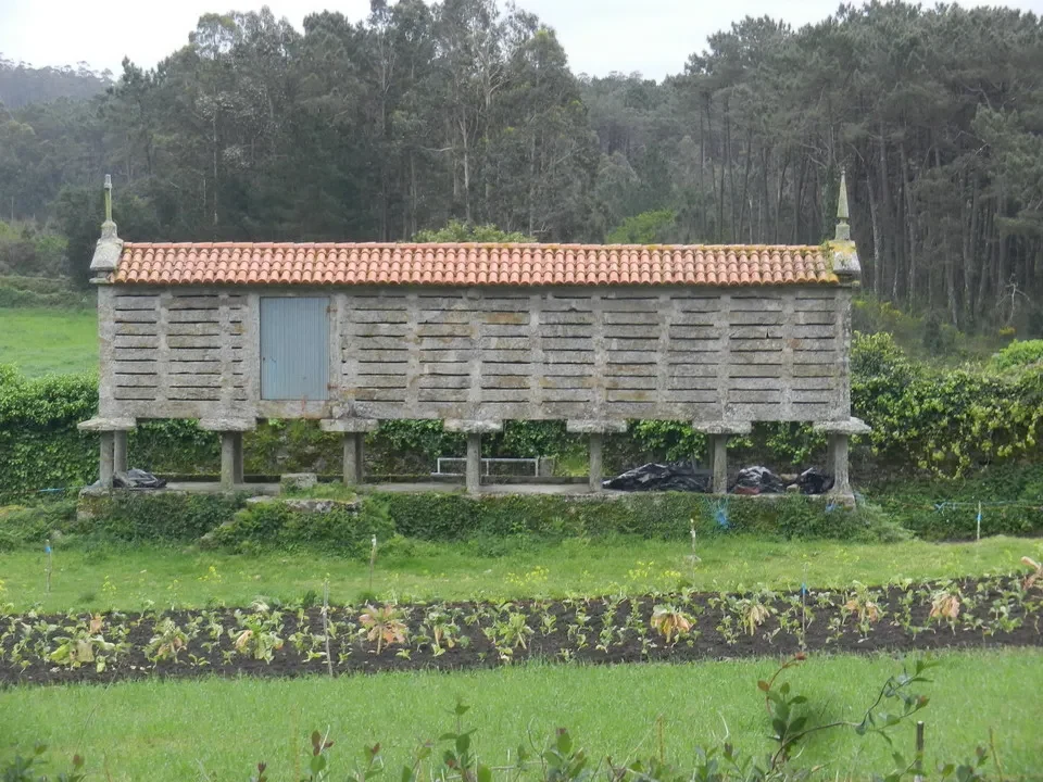 Edificio rurale in pietra con tetto in tegole rosse in Portogallo.
